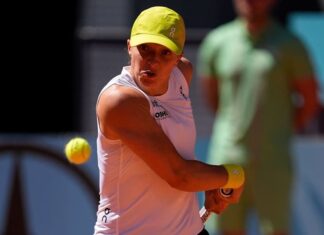 SWIATEK EVITA EL TROPIEZO Y AVANZA EN UN COMPLICADO DEBUT EN MADRID