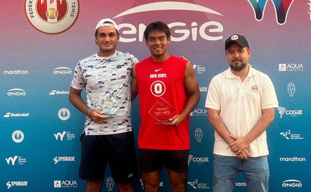 De izquierda a derecha: Victor Lilov, Christopher Li, campeones de dobles y Rodrigo Escalante, gerente FPT (Foto: FPT)