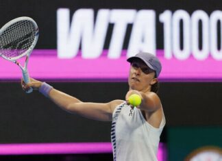 SWIATEK EXTIENDE SU RACHA EN DOHA; GAUFF CAE EN EL DEBUT