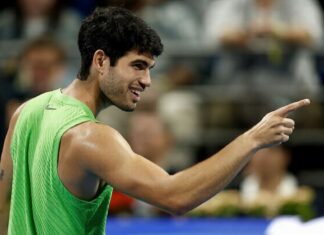 ALCARAZ AVANZA A SEMIS Y MENSIK SORPRENDE A SINNER EN DOHA