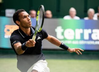 AUGER-ALIASSIME AVANZAN EN HALLE