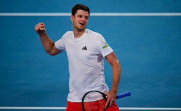 SHAPOVALOV Y HURKACZ AVANZAN EN CHENGDU