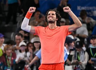 ALCARAZ SOBREVIVE Y VALLEJO HACE HISTORIA EN TOKIO